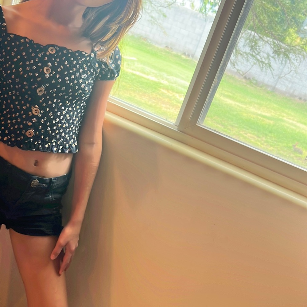 Black daisy button crop top for kids